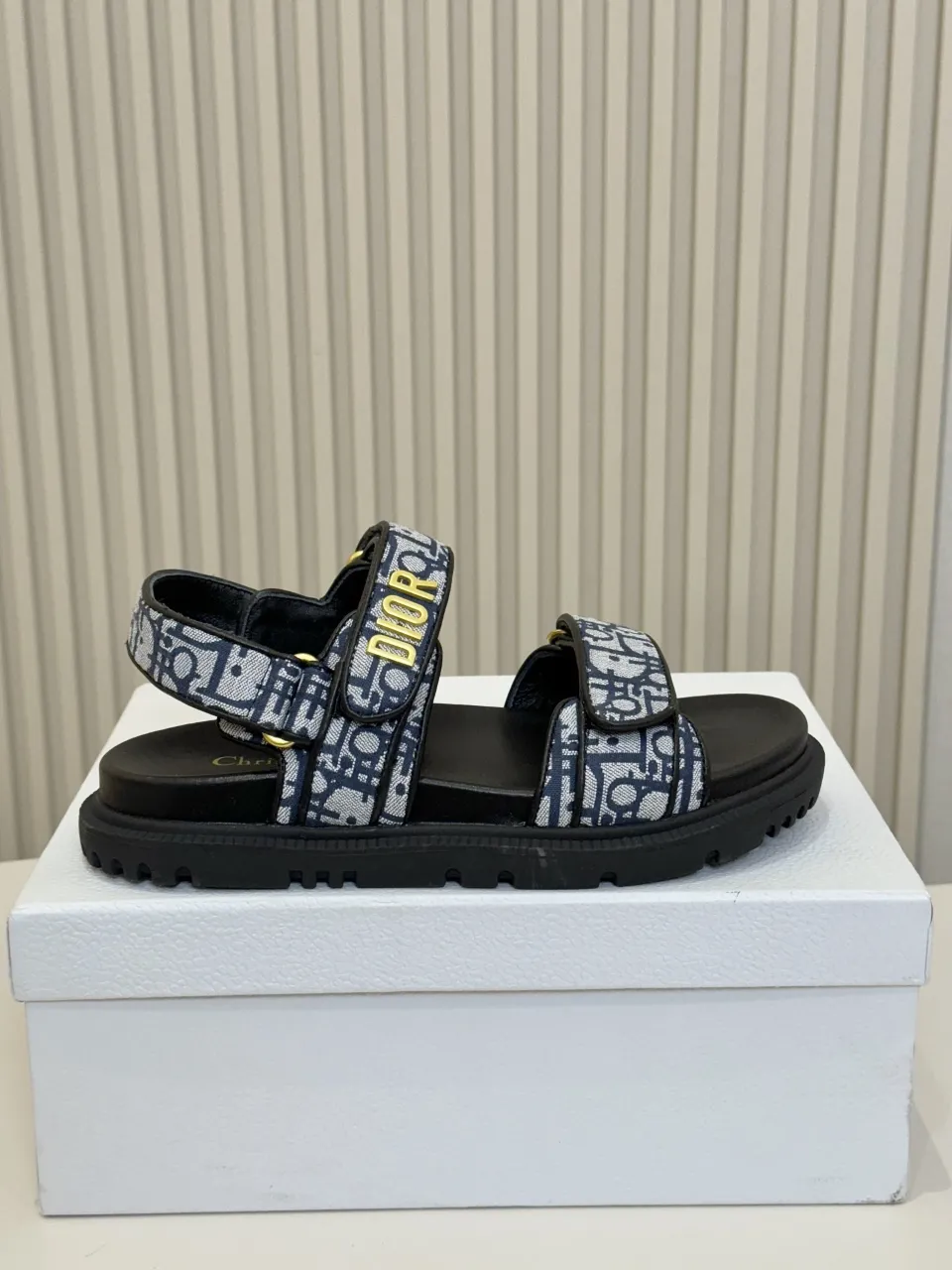 👟👟Ex-factory price 500👟👟 These Dioract sandals are carefully made of blue plaid jacquard fabric and other materials, decorated with off-white raffia Oblique print, fashionable and modern. The insole is made of lightweight and comfortable leather that fits the shape of the foot, and is equipped with a Velcro strap. The upper strap is embellished with a gold-finished metal Dior logo, which is more refined. Can be matched with various styles to show modern style. . Help surface material: fabric. Dior signature in gold-finish metal. 2 adjustable Velcro straps. Leather insole that fits the shape of the foot, soft and lightweight texture, EVA notch sole decorated with Christian Dior's lucky star symbol Made in Italy Code number: 35--42 (41 42 customized, non-refundable)